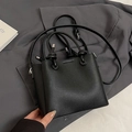 Bolso cubo negro minimalista con patrón de lichi, asa de nudo y herrajes plateados - Sin colgante / Negro