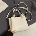 Bolso cubo minimalista de cuero granulado beige con asas anudadas y correa ajustable - Sin colgante / Blanco