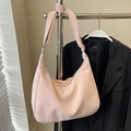 Borsa tote minimalista in morbida ecopelle opaca rosa pastello con ampia tracolla chic - Senza Ciondolo / Rosa