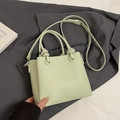 Bolso cubo minimalista verde claro en piel granulada con asa de anillo y bandolera - Sin colgante / Verde