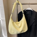 Borsa hobo a mezzaluna minimalista giallo tenue con tracolla larga in pelle PU - Senza Ciondolo / Giallo