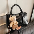Sac à main noir brillant avec breloque ours en peluche et fermoir rotatif argenté - Avec Ours en Salopette Kaki / Noir