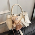 Sac à main élégant blanc crème avec pendentif ours et porte-monnaie triangulaire - Avec Ours en Salopette Kaki / Blanc