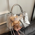 Sac à main argenté de luxe avec fermoir rotatif, porte-monnaie et charm ours en peluche - Avec Ours en Salopette Kaki / Argent