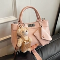 Sac à main rose minimaliste en cuir avec breloque ours et petit porte-monnaie - Avec Ours en Salopette Kaki / Rose
