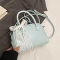 Sac à main bleu clair en similicuir avec un grand nœud en dentelle blanche et bandoulière - Sans Pendentif / Bleu