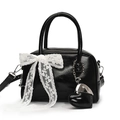 Sac polochon en cuir verni noir avec nœud en dentelle blanche et pendentif en cœur - Avec Cœur en PU Assorti / Noir