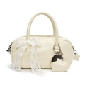 Sac à main bowling crème chic avec nœud en dentelle et détail de breloque cœur - Blanc + Cœur en PU Assorti