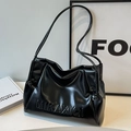 Borsa tote minimalista in pelle morbida nera con logo MIKAXIQI e spalline lunghe sottili - Senza Ciondolo / Nero