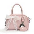 Sac polochon en cuir verni rose avec nœud en dentelle blanche et pendentif cœur - Avec Cœur en PU Assorti / Rose