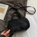 Schicke schwarze geprägte Matt-Tasche mit Graffiti-Mustern und einem Umhängeriemen - Schwarz - Ohne Anhänger