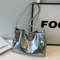 Borsa tote argento metallizzato minimalista con lettere a rilievo e spalline sottili - Senza Ciondolo / Argento