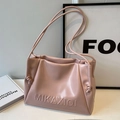 Borsa tote minimalista in morbida pelle rosa cipria con logo e spalline sottili ed eleganti - Senza Ciondolo / Rosa