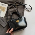 Minimalistische Beuteltasche aus schwarzem Öl-Wachsleder mit goldenem Metalldreieck - Schwarz - Ohne Anhänger