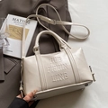 Minimalistische beige Bowling-Handtasche mit Prägebuchstaben und verstellbarem Gurt - Cremeweiß (Ohne Anhänger)