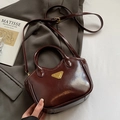 Schicke burgunderrote Eimertasche mit Tragegriff und goldener Dreiecks-Logo-Verzierung - Kaffee - Ohne Anhänger