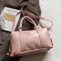 Retro hellrosa glänzende Bowlingtasche aus Kunstleder mit Prägung und verstellbarem Gurt - Rosa (Ohne Anhänger)