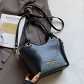 Bolso tipo cubo negro clásico con textura arrugada vintage y detalles dorados chic - Sin colgante / Negro