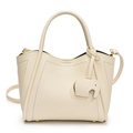 Crème bucket bag met lychee textuur, lederen olifant hanger en verstelbare schouderriem - Wit