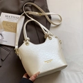 Elegante bolso tipo cubo en PU blanco crema con asa de nudo y textura de piel - Sin colgante / Blanco Roto
