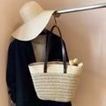 Borsa tote in paglia beige con manici in pelle marrone scuro e dettagli floreali - Beige (Con Cappello)