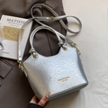 Bolso cubo chic en PU plateado con textura metálica, asa y correa ajustable - Sin colgante / Plateado