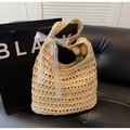 Détail du sac à bandoulière en paille crochetée avec nœud en dentelle blanche sur cuir noir - Beige
