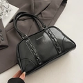 Borsa bowling nera lucida con cinturini intrecciati e doppi manici rotondi in stile minimal - Senza Ciondolo / Nero - Senza Ciondolo
