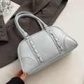 Elegante borsa a mano bowling azzurro-grigio con dettagli intrecciati e doppi manici - Senza Ciondolo / Blu - Senza Ciondolo