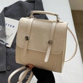 Elegante cremeweiße quadratische Handtasche aus glattem Kunstleder mit Metallschnalle und Gurt - Ohne Anhänger / Gebrochenes Weiß