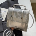 Silberner kleiner Rucksack mit oberem Griff und Marmortextur für den Freizeitweg - Ohne Anhänger / Silber