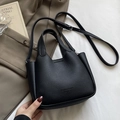Borsa a secchiello nera motivo litchi con goffratura in pelle e tracolla regolabile - Nero