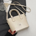 Borsa a secchiello minimalista in pelle beige con manici e tracolla regolabile - Bianco Sporco