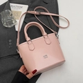 Borsa a secchiello in pelle cerata rosa con logo argento, doppi manici e tracolla - Rosa