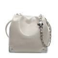 Beige Eimertasche mit Kettenriemen und goldenem Kugelanhänger aus Premium-PU-Leder - Gebrochenes Weiß