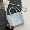 Borsa a secchiello in pelle celeste con doppi manici e dettaglio logo in metallo - Blu