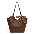 Borsa tote in pelle marrone scuro con sciarpa di seta e tracolla regolabile - Borsa Tote Con Sciarpa Cuore Marrone Bianco - Caffè
