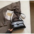 Sac bandoulière chic en simili cuir noir brillant avec poignée et texture vintage - Noir sans Pendentif