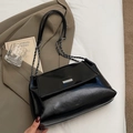 Sac fourre-tout noir brillant en cuir minimaliste avec plaque logo et bandoulière chaîne - Noir - Sans Pendentif