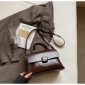Sac bandoulière chic en simili cuir marron foncé avec texture huilée et poignée - Café sans pendentif