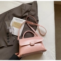 Sac bandoulière carré rose en similicuir avec boucle ovale en métal chic - Rose Sans Pendentif