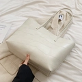 Grand sac cabas minimaliste en cuir tressé blanc crème avec de fines bandoulières - Blanc sans Pendentif