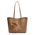 Borsa tote in pelle marrone con texture geometrica e ciondolo orsetto di peluche - Cachi + Pendente Orso