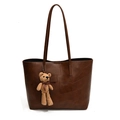 Borsa tote in pelle marrone con manici lunghi e un piccolo ciondolo a forma di orso - Orsetto Di Peluche Ananas Marrone E Marrone Chiaro