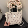 Beigefarbene Beuteltasche mit Katzenmotiven und Kieselleder-Struktur - Off-White - Ohne Anhänger