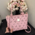 Rosa bedruckte Beuteltasche aus genarbtem Kunstleder mit Katzenmuster und Goldbeschlägen - Rosa - Ohne Anhänger
