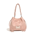 Borsa a secchiello rosa tenue con manico a treccia e ciondolo a farfalla argento - Cigno Rosa