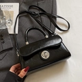 Petit sac carré noir brillant avec boucle en métal argenté et bandoulière réglable - Noir - Sans Pendentif