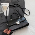 Borsa a tracolla chic in pelle verniciata nera con fibbia argento e manico elegante - Senza Ciondolo / Nero