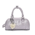 Minimalistische fliederfarbene Bowling Bag aus glänzendem Faltenleder mit Herz-Charm - Taro-Violett Mit Künstlichem Perlenherz Anhänger
